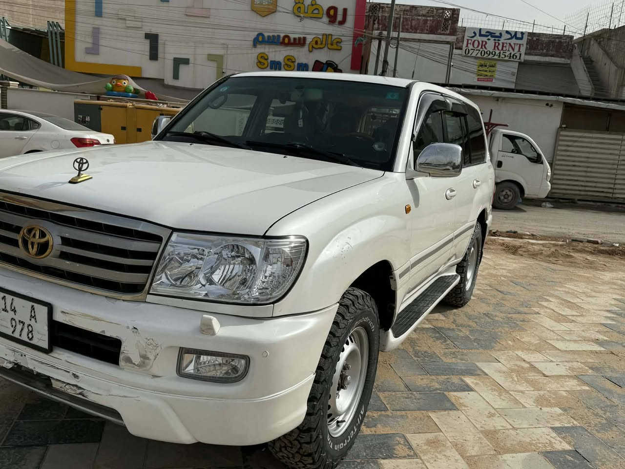 السلام عليكم
عندي لاندكروز 2006  ماشيه 191,000 بيها صبغ جاملغ خلفي الايسر وصبغ ربع الباب الخلفي 
السياره خير من الله صدر جديد وداخل جديد رقم بصره مميز 3 ارقام

حساسات خلفيه
سلايد
فور ويل
7 راكب
تبريد 3 قطع
زراكات على لايت
هوك خلفي
داخل بيجي
كامره خلفيه
شاشه
باقي المواصفات المعروفه السعر 21,000 وبيها مجال للاتصال *********** هشام
