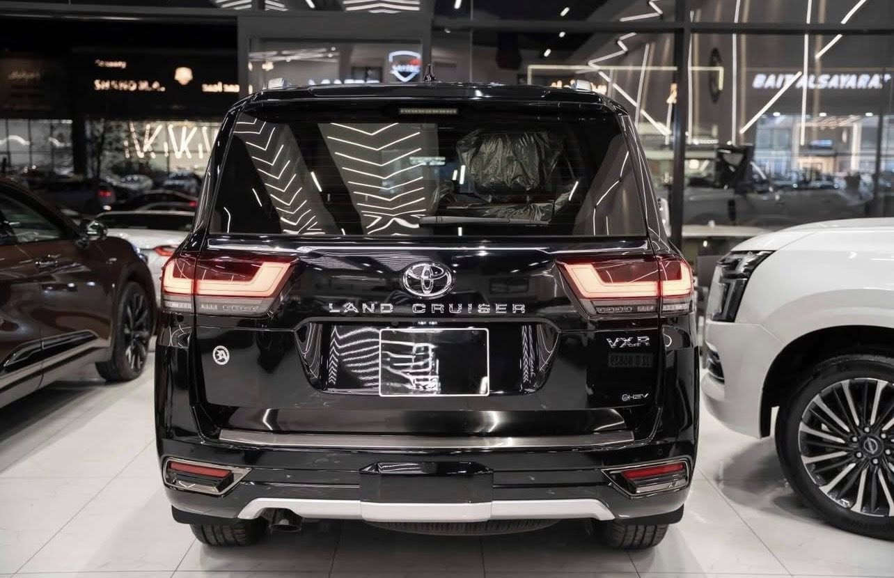 VXR HEV 2025  لاندكروز هايبرد
شركة ساز كفالة عامة من كلشي ماشية 4000 كيلو فقط 
فول مواصفات رقم اربيل 
مغلفة ppf بالكامل 2000$ ضمان 15 سنة
مضللة بالكامل تضليل سنوي تمشي بكل المحافظات   

نوع المحرك: 3.5 لتر 6 إسطوانات توربو مزدوج
القوة القصوى: 457 حصان
عزم الدوران: 790 نيوتن متر
ناقل الحركة: 10 سرعات اتوماتيكة
نظام الدفع: دفع رباعي مستمر
عدد الركاب: 7 ركاب
نظام تويوتا للأمان (TSS)
مثبت سرعة تكيفي

5 وضعيات قيادة  
نظام الحماية من التصاد
تنبيه مغادرة المسار
التحكم التلقائي بالنور العالي
نظام الرؤية المحيطية
نظام الحماية في المواقف (PKSB)
حساسات ركن أمامية وخلفية
نظام صوتي مدمج بشاشة 12.3 بوصة
نظام ملاحة
أبل كاربلاي
14 سماعة JBL
مقاعد جلد
مقاعد كهربائية
شاحن لاسلكي
مقاعد مدفأة ومبردة للصف الأمامي والخلفي 
مكيف هواء تلقائي

مكان السيارة اربيل 
0788 222 2422
