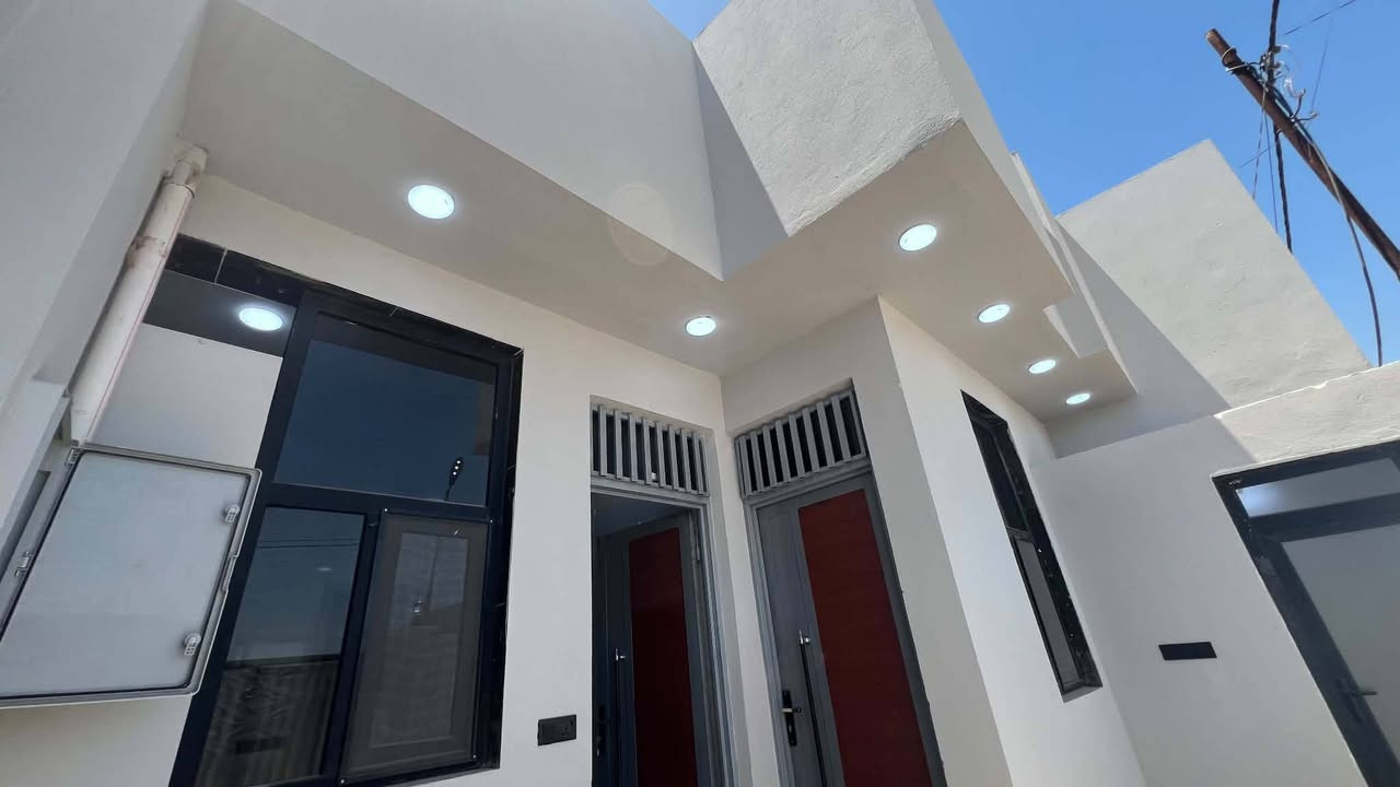 دار سكن للبيع
طابو زراعي سند 25 مشمول بالتطويب
ديوانية طريق السنية السياحي 
داخل مجمع توحيد العفلوگي 
بداية شارع المركز 
يقع على شارع ١٥ M رئيسي 
بناء حديث غير مسكون 2026
المساحة 140 M 
طابق واحد كونكريت مسلح 
يحتوي على... 
غرف النوم عدد 2 ماستر / صالة / استقبال / مطبخ 
مجمع صحي عدد 3 
للاستفسار
                         مراجعة
مكتب مهدي العتابي للعقار ديوانية الجزائر مقابل فندق برج الامراء
*********** مهدي العتابي
*********** حيدر الفتلاوي
***********
