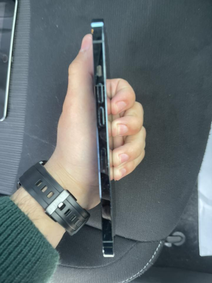 سلام عليكم ١٢ برو ماكس
٢٥٦ كيكا بصمه وجه واكفه وضهر مكسور فقط دبل شريحه 
***********
