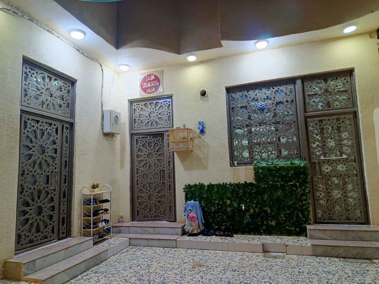 ‏سلام عليكم البيت للبيع ١٨٠ متر المساحة  مقابيل أسواق أبو حيدر شارع خطوة الامام زين العابدين بناء البيت الأساس طابوق والباقي بلوك درجه أولى يحتوي على غرفتين ٤ في ٥ واستقبال ٤x٥ الصالة 
٥x٦ +حمام داخلي وحمام شرقي غربي خارجي +كراج سيارة أبواب البيت الحديد والخشب تفصال درجه أولى بيت جاهز من كلشي ***********
