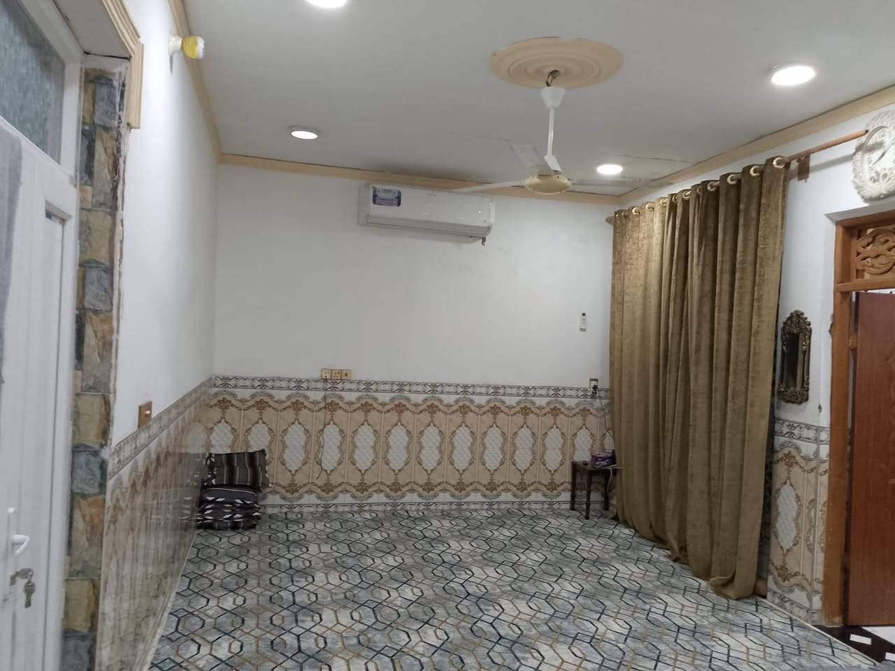 سلام عليكم 
 بيت البيع عنوانه  داخل فرع مندي عدن
 يتكون من غرفتين وصاله ومطبخ صحيات خرجيه وحمام داخلي وبراني ومنور جبير 
مساحته 200
 نوع العقار زراعي 
   سعر  البيت 70 وبي مجال بسيط    
*********** 
بناء حديث بل 2023
