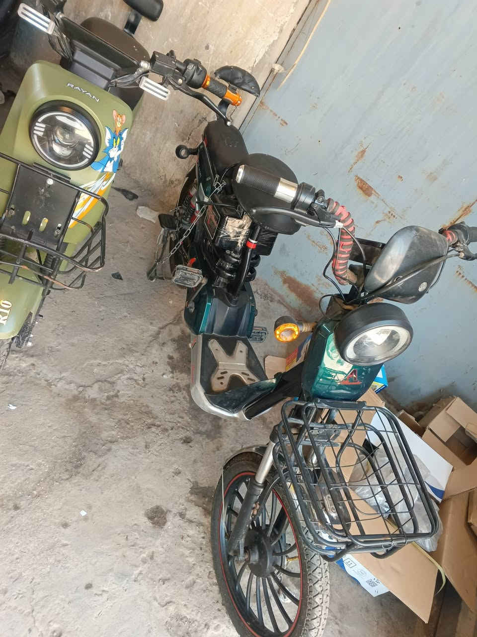 سلام عليكم 
دراجه حجم 20 
نظافة 90%
بطاريات 4 ع الفحص 
250 وبيها مجال 
البياع 
***********
