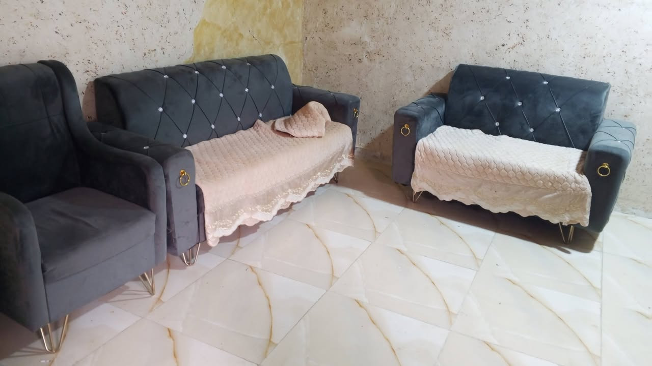 السلام عليكم اغراض للبيع كلمن او سعره للتواصل على ***********
