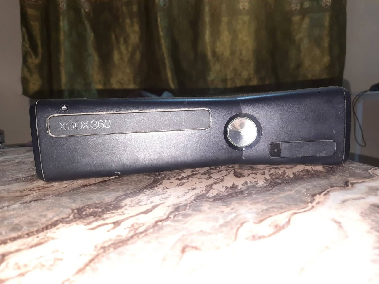 جهاز  xbox 360 سلم بالة( اصلي ) 
اكسبوكس ٣٦٠ سلم  بالة اصلي شرط الفحص  
هارد 250 كيكا  مليان العاب قوية 
كامل ملحقات / محولة اصلية 
جوستك بلوتوث اصلي 
الي يريد يشتري يتصل *********** 
شرط الفحص .
