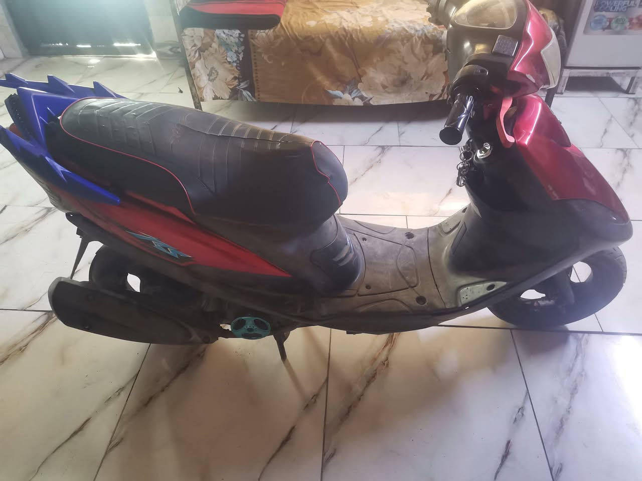 السلام عليكم دراجه ماكس عدلة سرعه١٢٠ للبيع الدراجه شلعه ومعدل مكينه أبلاد 49 كهربائياته كله شغاله نكره سلف وهندر بكل وكت و غراضه كله موجودة بس شالعهن السعر٥٥٠ الرقم ***********
