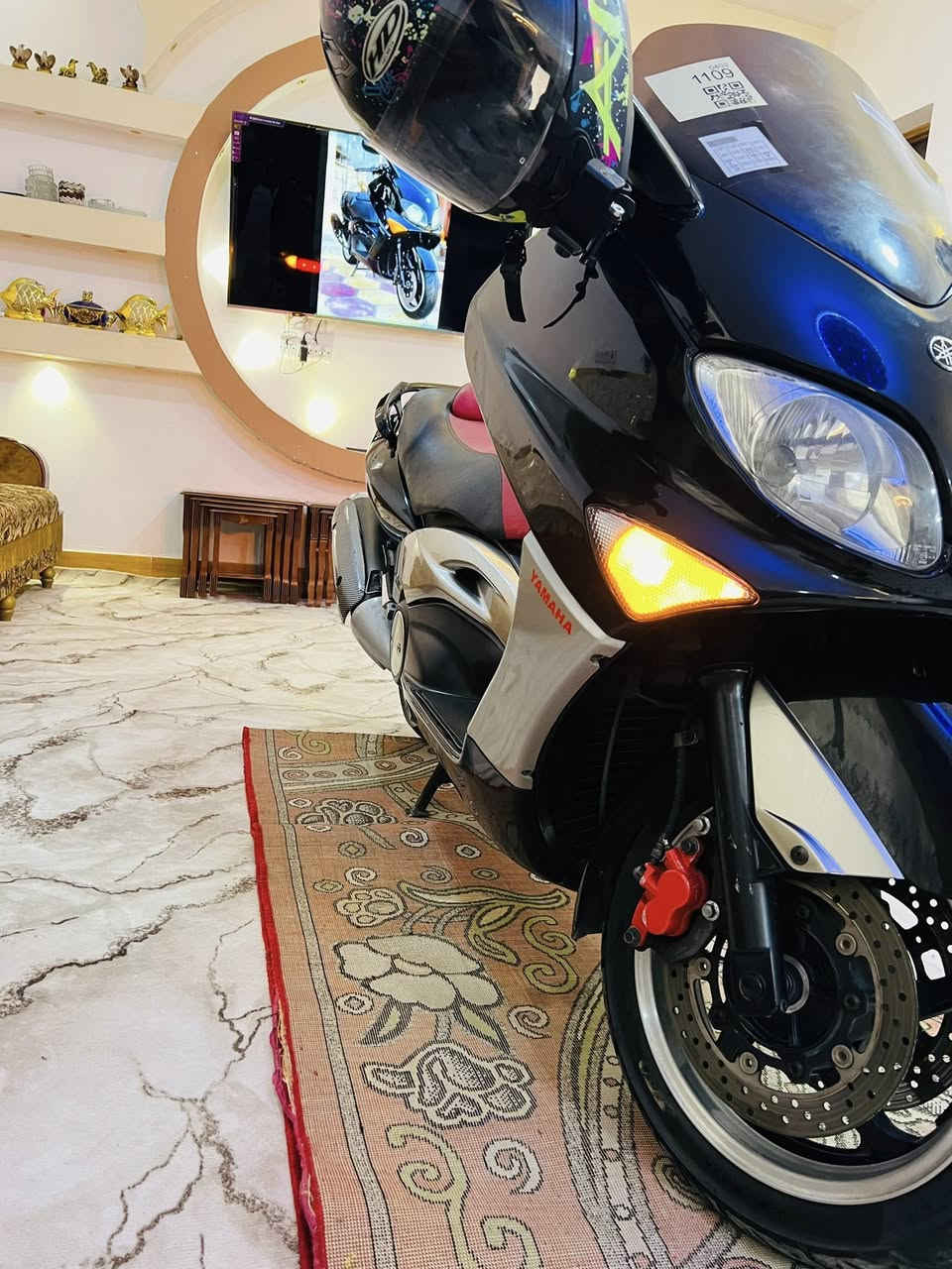 سلام عليكم
شباب دراجه تي ماكس 
2008.    
كفاله عامه من جكت لبره 
طالعه من وكاله ماهر لكناني 
سكان رياضي  
سكيورتي 
زوج تايرات جدد اصليات 
منضومه زنون عالي ناصي 
فجوج حمر 
علايم حمر 
دشبول احمر 
مكان لدراجه محموديه 
استفسار ***********
