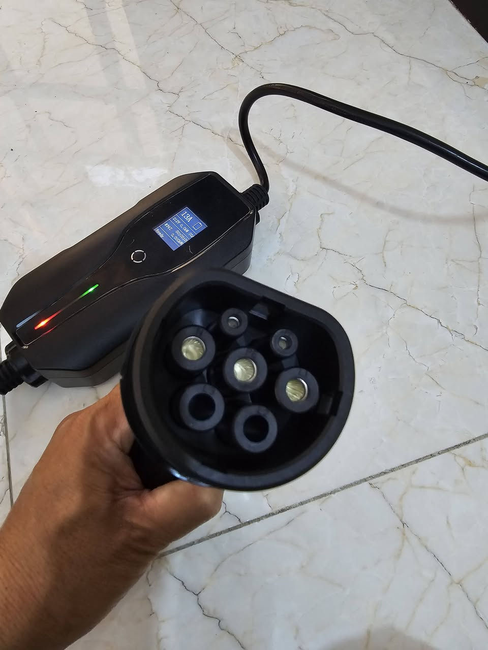السلام عليكم شواحن سيارات كهربائية مختلفة الامبيرية امازون نظيف جدا مصدر لأوروبا  متنوعة للبيع مع كيبل توصيل للتواصل ***********
