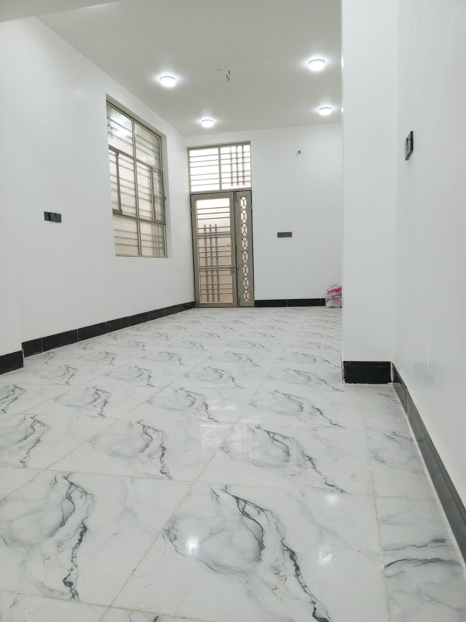 دار. رهن سنة وقابل لتجديد المساحه طابقين تحتوي على غرفتين وصاله ومطبخ وحمام داخل وخارج بناء درجه اولى حديث غير مسكون الرهن 15مليون للاستفسار الاتصال او المراسله ***********.   العنوان النجف الاشرف شارع المطار القديم غرب أسواق بابا شتريلي
