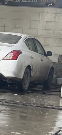 نيسان صني للبيع  موديل 22 قبل 4 اشهر اخذتها ملين  طخيتها بل باب الخلفي...