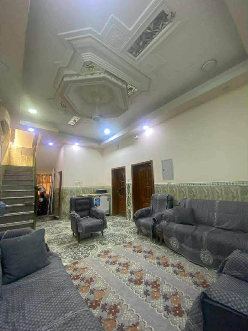 السلام عليكم بيت في حي الحسين بل تاسعة المساحة ٢٠٠م ١٠ في ٢٠ تفاصيل العقار أربع رغرف نوم طابقين ثلاث مجموعات صحية براني صالة مطبخ طارمه للسيارة حديقة صغير سنة البناء بل تسعينات نضيف جداً  للستفسار الاتصال على الرقم *********** أو مراجعة مكتب عقارات الثابت عنوان المكتب السماوة حي الحكم مجاور مجمع الالماني توتل مقابل متنزه النورين اكتب كلمة تم سيصلك السعر على الخاص تابع الصفحة سيصلك كل ماهوه جديد .
