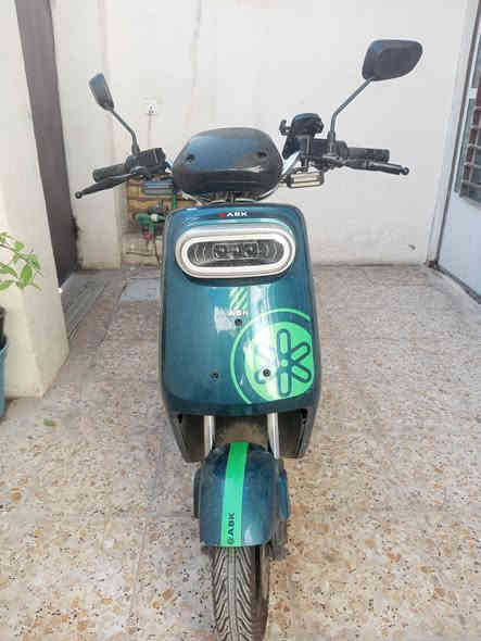 السلام عليكم دراجة شحن نظيفة كلش ست بطاريات الدراجة حلوة و سريعة عارضها ب 700 الف 
***********
