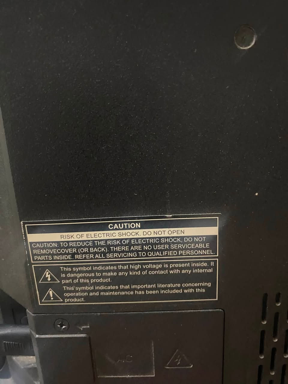 بلازما للبيع السعر ٨٥ الف دينا جديده ما بيها شي بس اكو بيها خط زغير ما مئثر عليها ابد أنارتها قويه صورتها واضحه 
لشراي يتواصل وياي واتساب على هذا الرقم *********** مكان الشاشه بغداد البياع شارع ٢٠
