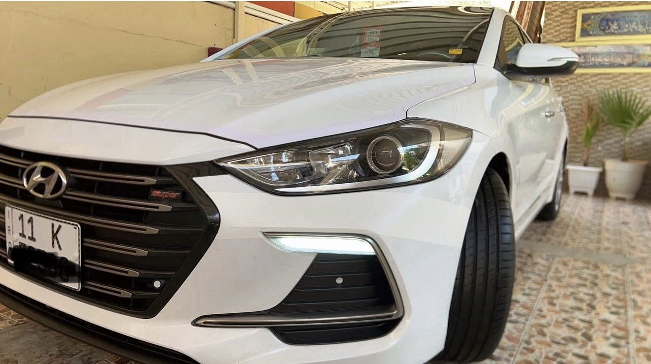 سلام عليكم حبايب قلبي ❤️
 النترا سوبر خليجي الشركه العامه للسيارات موديل / 2018  
🌺ELANTRA 🌹Super 🌺
لون ابيض / 🤍
رقم بغداد دولي الجديد باسمي شخصياً رقم وهزه وسنويه لبارحه كملتهن تحويل بنفس اليوم باسم المشتري ؟ 
فول مواصفات    
كشنات جلد 
سلايد روف 
لد نهاري 
ويل كب عدد / 5  
كروز سرعه 
قطعتين تبريد امامي وخلفي 
كامره خلفيه دواره + كامره اماميه  
تحكم ستيرن جهتين 
مدخل (USB / AUX)
اشاير بالمري 
مري قابله للطي اوتو و شفط AUTO
الاوامر الصوتية انفنتي 
شاشة حجم كبير 
يدات ابواب المنيوم 
دسك عدد / 4 
محرك 2000 دوش سوبر خليجي 
حساس خلفي بلادي + حساس امامي بلادي 
3 انظمه قياده
( نورمال / ايكو / سبورت )
ماشيه ( ٨٧ ) الف حقيقي اصل وعلى فحص 
تخم تاير جديد كوري 
كير محرك تبريد صدر حداديه كفاله عامه جديده جداً  مكفوله من جميع النواحي مابيه نقص ابد  و على الفحص 
مكفوله كفاله عامه  حتى دعاميات ملاحظه : بيه كارت زغير مقدار اصبع فقط ومايبين ابد وبارد زغير مقدار اصبعين فقط ؟  
السعر / ١٥٢ وبيه مجال قليل 
مكان السياره بالديوانيه 
***********
