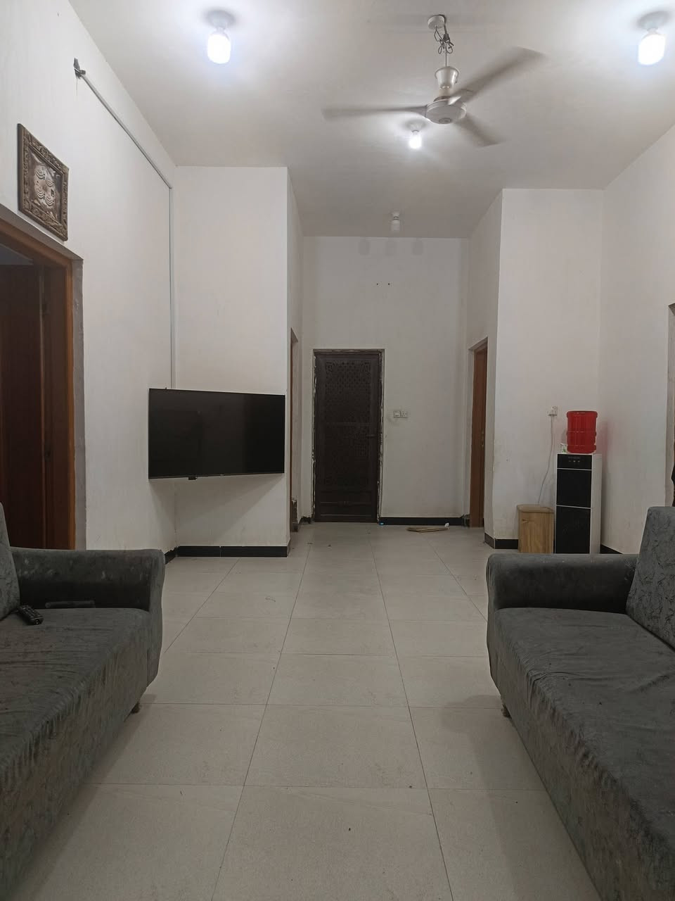 بيت للبيع خلف المستشفى التركي وره الشمامره قرب قصر اباذر اسهم المساحة 180تفاصيل الييت صاله واستقبال وغرفتين وحمام داخلي وخارجي ومطبخ حار وبارد صب كونكريت السعر 70 ***********
