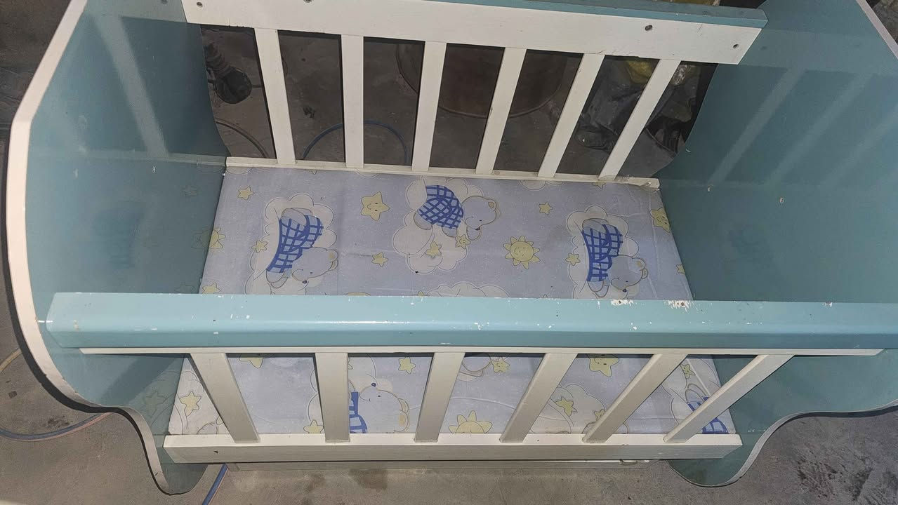 سرير وكاروك  للاطفال قابل للهز نضيف جدا بسعر مناسب داخل العماره  *********** الميمونة, ميسان
