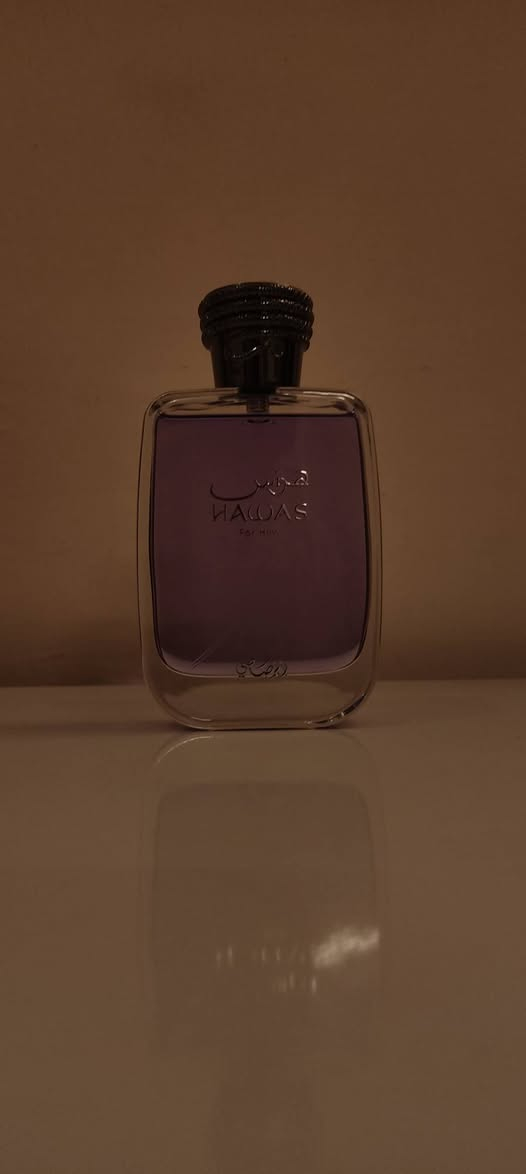 عطر هوس (Hawas) من الرصاصي هو عطر أروماتك - مائي، يُعرف بكونه "وحشاً" في الأداء والجاذبية، وإليك وصفه:الرائحة: يبدأ بانتعاش فاكهي حاد من التفاح والبرغموت مع لمسة دافئة من القرفة، ثم يتحول لقلب مائي منعش يشبه نسيم البحر، ليستقر على قاعدة قوية من العنبر والمسك تمنحه طابعاً ذكورياً عميقاً.الأداء: يتميز بفواحان هائل وثبات يدوم طويلاً، مما يجعله الخيار الأول لمن يبحث عن عطر يلفت الانتباه من مسافات بعيدة.الطابع: عطر حيوي، عصري، ويجمع بين الانتعاش الصيفي والجاذبية "الهجومية" التي لا تُخطئها الأنف.


**إذا كنت صاحب هذا الإعلان وتريد حذفه لأي سبب، رجاءا أرسل رسالة إلى الدعم الفني**