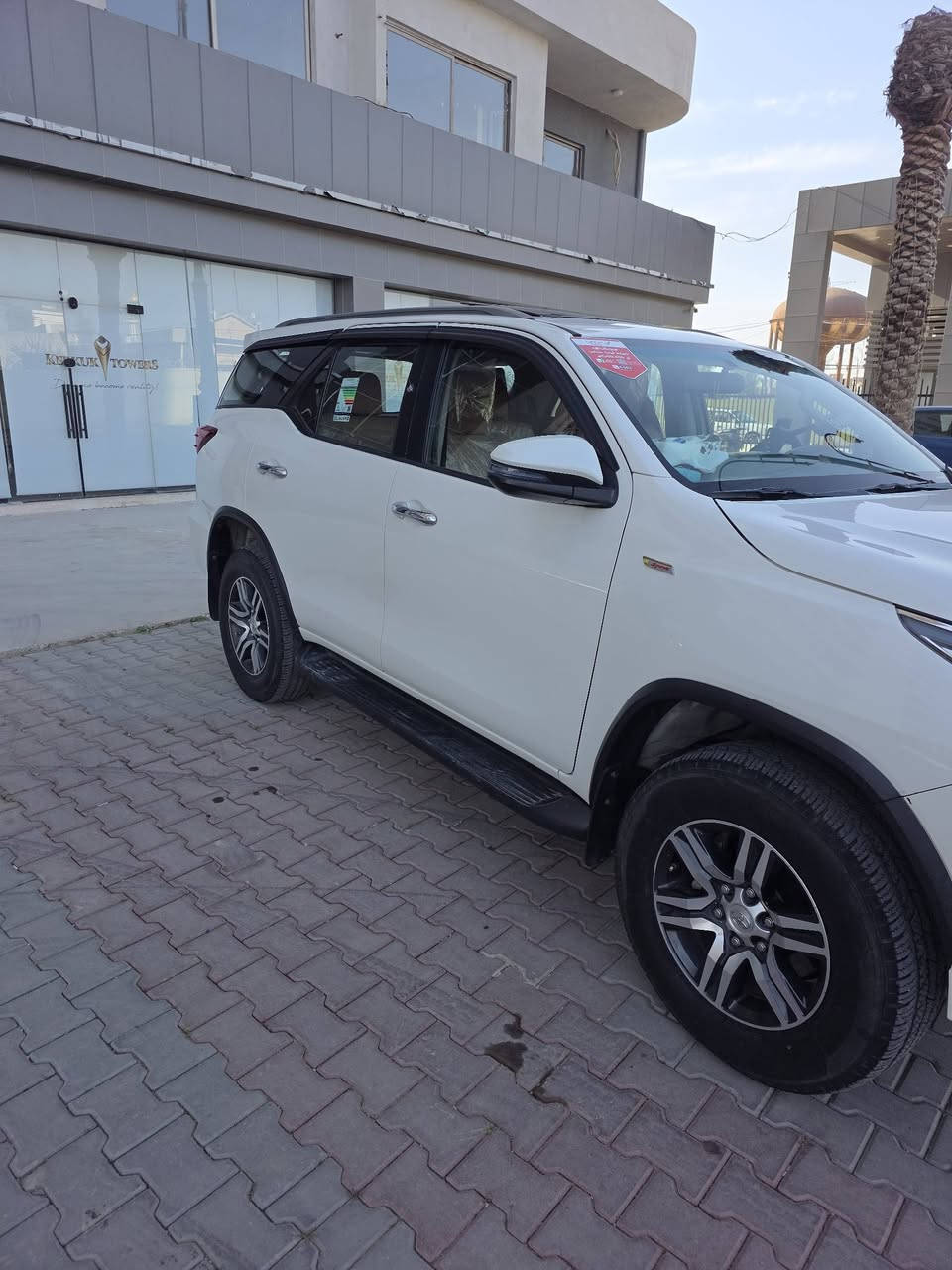 سلام عليكم 
تويوتا فورچنر 2018 
شركه سردار
دبل اكسل 
4 سلندر 2.7 
حساس خلفي + كامره خلفي 
بك لايت Lid
تحكمات ستيرن 
مثبت سرعة 
6 مكبر صوت
Pwr Mode +Eco Mode
مانع انزلاق 
نظام Set 
كير اوتوماتيك و عادي
مرئات جانبي كهربائي + قلابه
تبريد مركزي
كيج نص ديجيتال
7 مقاعد 
دعامي لكزس و دعامي بلادي موجود
سيارة صبغ و تبديل مابيها 
بيها بارد بصندوق خلفي مكان شخط و مكحلينها بارد
كير و مكينة مكفولات 
ماشي 128k
سعرها 245 و مجال
***********
