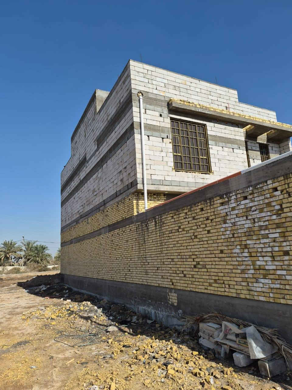 صبحكم الله بالخير...
دار حديث للبيع طابو زراعي اصولية 100% 

العنوان الفيحاء ارض الدكتور مقابيل ميناء المعقل مباشراً تبعد عن الشط 600 م 

مساحة الارض 230 م 

مساحة البناء 150 م 

طابقين ونص 

الطابق الاول غرفة نوم غرفة استقبال صالة كبيرة مطبخ حار بارد  حديقة داخلية حديقة خارجية كراج منور حمامات داخلية لوندري حمامات خارجية 

الطابق الثاني 3 غرف نوم وحدة بيهن ماستر وصالة وحمامات ولوندري 

السطح غرفة مخزن غرفة مقطورات بيتونة 

شغل درجة اولى من مواد ماء وكهرباء وشيش وابواب وشبابيك 

صب كونكريت مركزي بمادة c35 

بالنسبة للكهرباء كل طابق معزول عن الثاني 

تأسيس انترنت كامرات ستلايت

لباقي التفاصيل التواصل واتساب فقط    *********** 

علما البيت بأسمي 

السعر  200 مليون قابل للتفاوض
