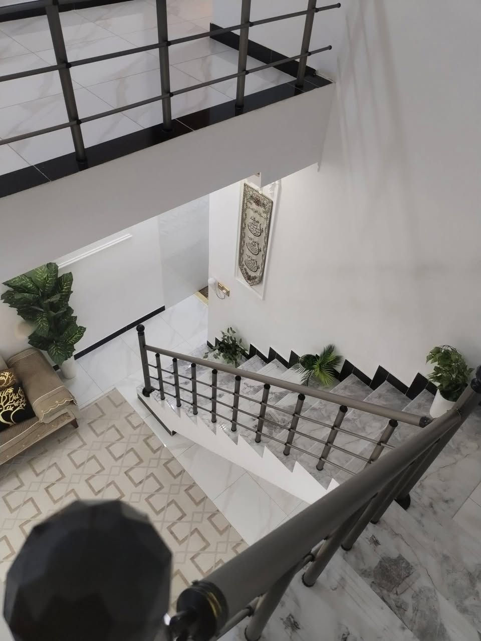 🏠 بيت (مشتمل) للبيع في الكوت - حي الخضراء

بسم الله الرحمن الرحيم
مشتمل طابقين مميز للبيع مع الأثاث الكامل، بناء درجة أولى وبموقع ممتاز. 

الموقع📍:
 الكوت، حي الخضراء (مقابل معارض السيارات).
المساحة : ١٠٠ م 
📐 التفاصيل والتقسيم:
 الطابق الأول: غرفة نوم + الملحقات الأخرى.
 الطابق الثاني: غرفتين نوم.
 حالة العقار: بناء درجة أولى (جاهز للسكن الفوري مع الأثاث).
📞 للتواصل والاستفسار:
للمزيد من التفاصيل ومعرفة السعر، يرجى الاتصال على الرقم التالي:

***********
او زورونا في موقعنا : كوت - حي الخضراء - مقابيل البيع المباشر 
تابعونا لرؤية احدث العقارات والقطع  السكنية والزراعية📍
