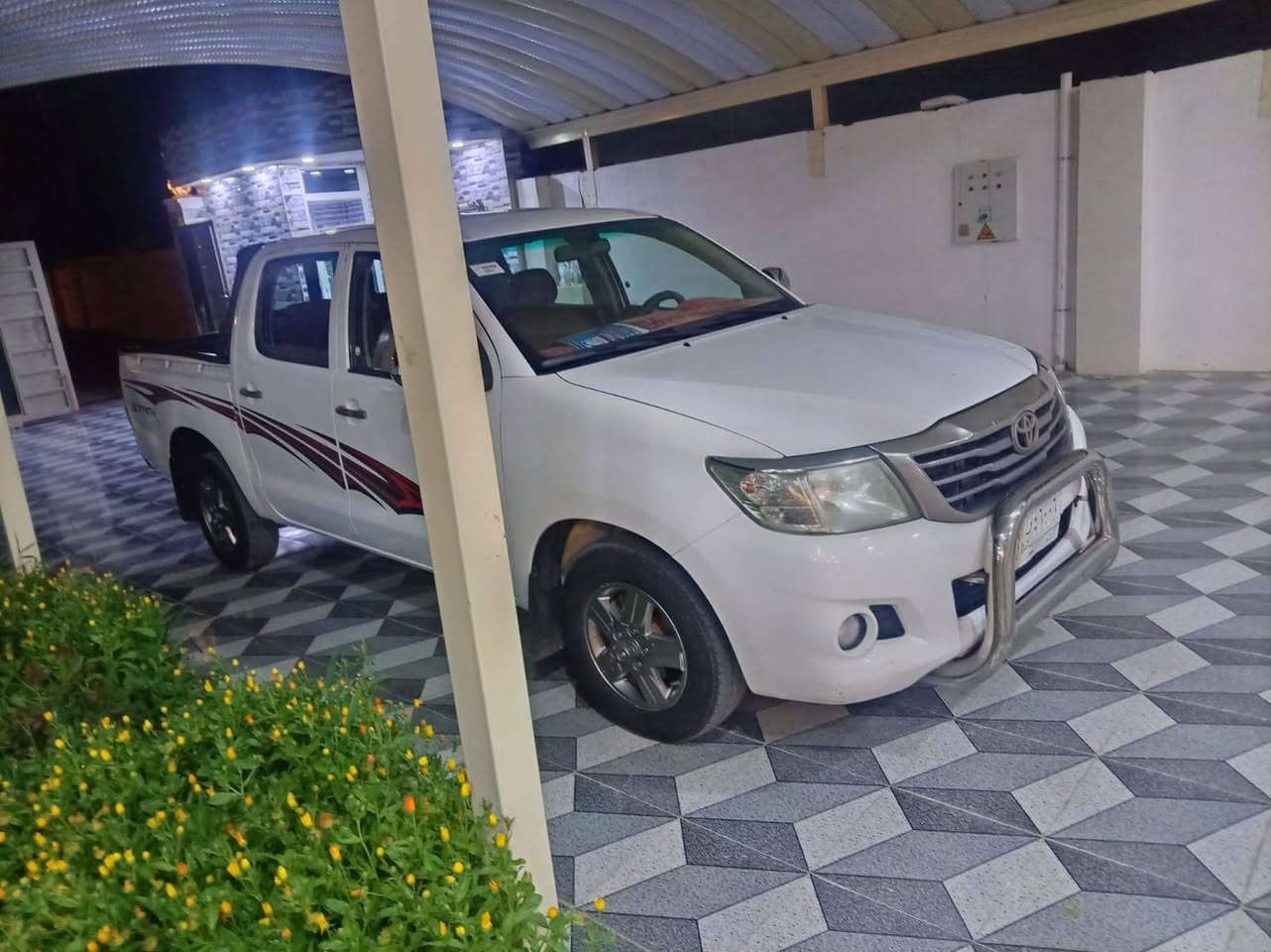 تويوتا هايلوكس موديل 2014 
كير اوتماتيك شاصي 19 ناصي رقمها انبار 
سياره جديده بيها باب صبغ وملاحظات 
 بسيطه مكانها الرمادي سجارية

رقم *********** ***********
