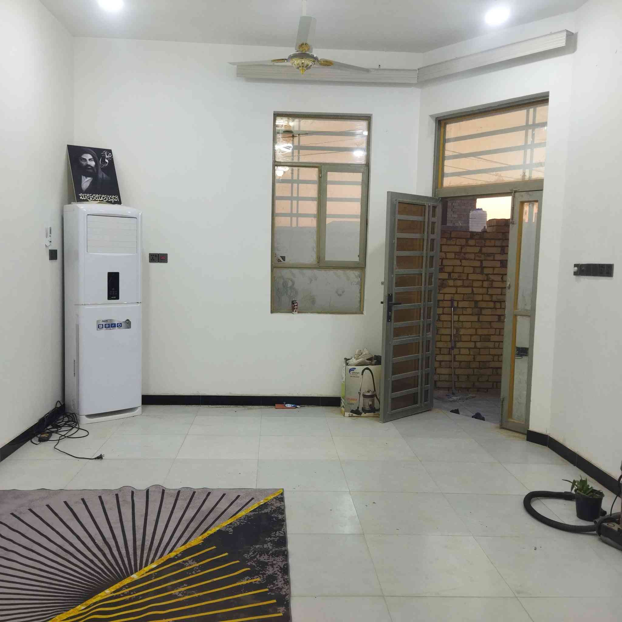 بيت للبيع زراعي منطقتي الصخين شارع حسينيت الامام الغائب مساحته 175يحتوي عله غرفتين  وصالة ومطبخ وديوانيه صحيات 2 منور بناء طابوك صب كونكريت ***********
