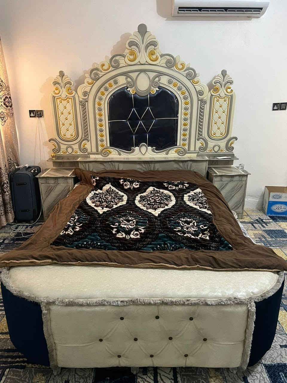 السلام عليكم
غرفة كاملة جرباية وميز مراية وكنتور جدد كلش نظيفات بس ميز المراية بي خسفة وسويناه خسفة كلش ضعيفة  سعر 700 وبية مجال 
رقم: *********** واتساب بي
