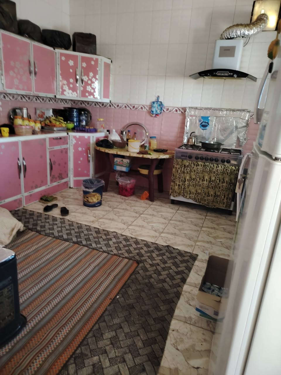 دار للبيع حي الجهاد طريق المطار نزلت بيت ابو سلام مجاور بيت العقيد ابو مصطفى خدمات ماء كهرباء مجاري السعر ١٠٠مليون وبي مجال يحتوي على غرفتين وصاله ومطبخ واستقبال صحيات خارجيه بناء رفت المساحه ٥٠٠م الاتصال على الرقم ***********
