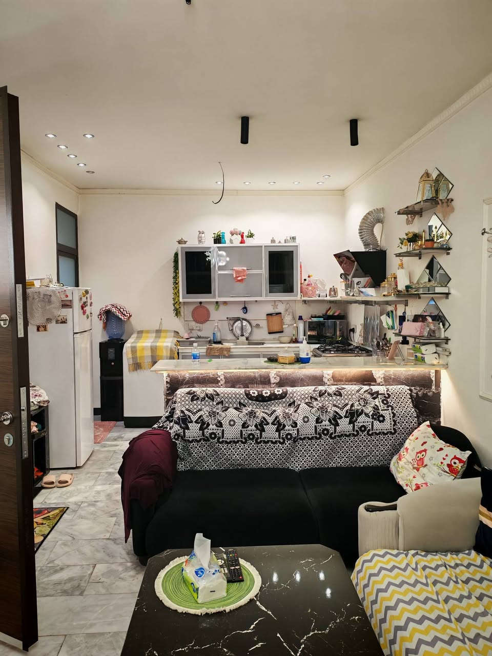 مشتمل مؤثث غرفه وصاله ومطبخ مليون ثلاث اشهر معه تىمينات شهر واحد ***********
