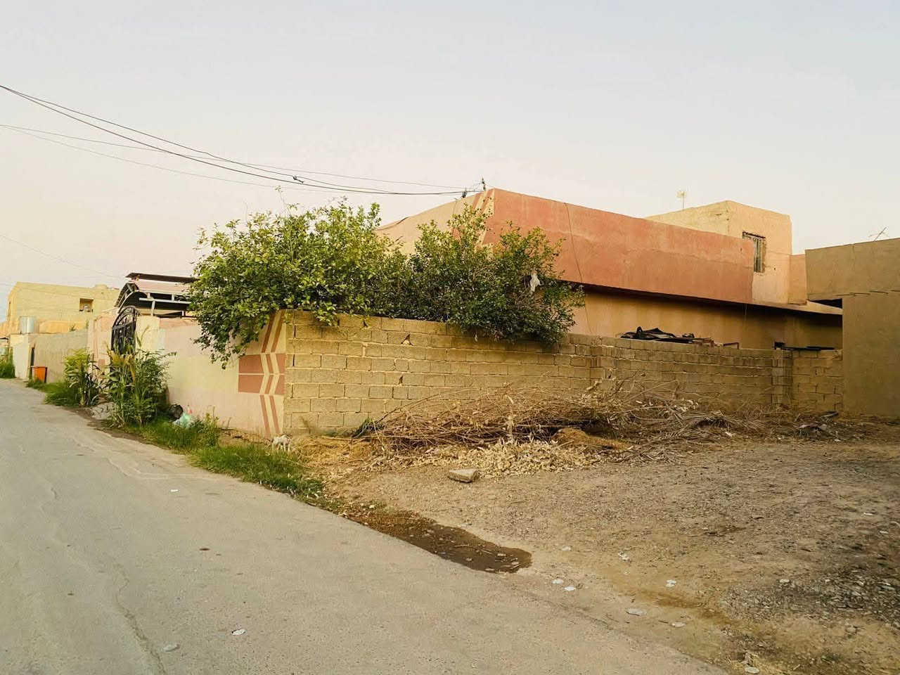 السلام عليكم دار للبيع طابو ملك صرف تحويل ثاني يوم مساحة قطعه 350 متر بناء 185متر يتكون من 2غرف نوم مطبخ وهول وربعه وصحيات شارع 8متر كدامه حديقه جبيره بالقرب من شارع الرئيسي سايدين مال العلم سوك فول خدمات خير بركه من الله بيع مستعجل السعر   خاص  للاستفسار على الرقم وحياكم الله ***********) ***********
