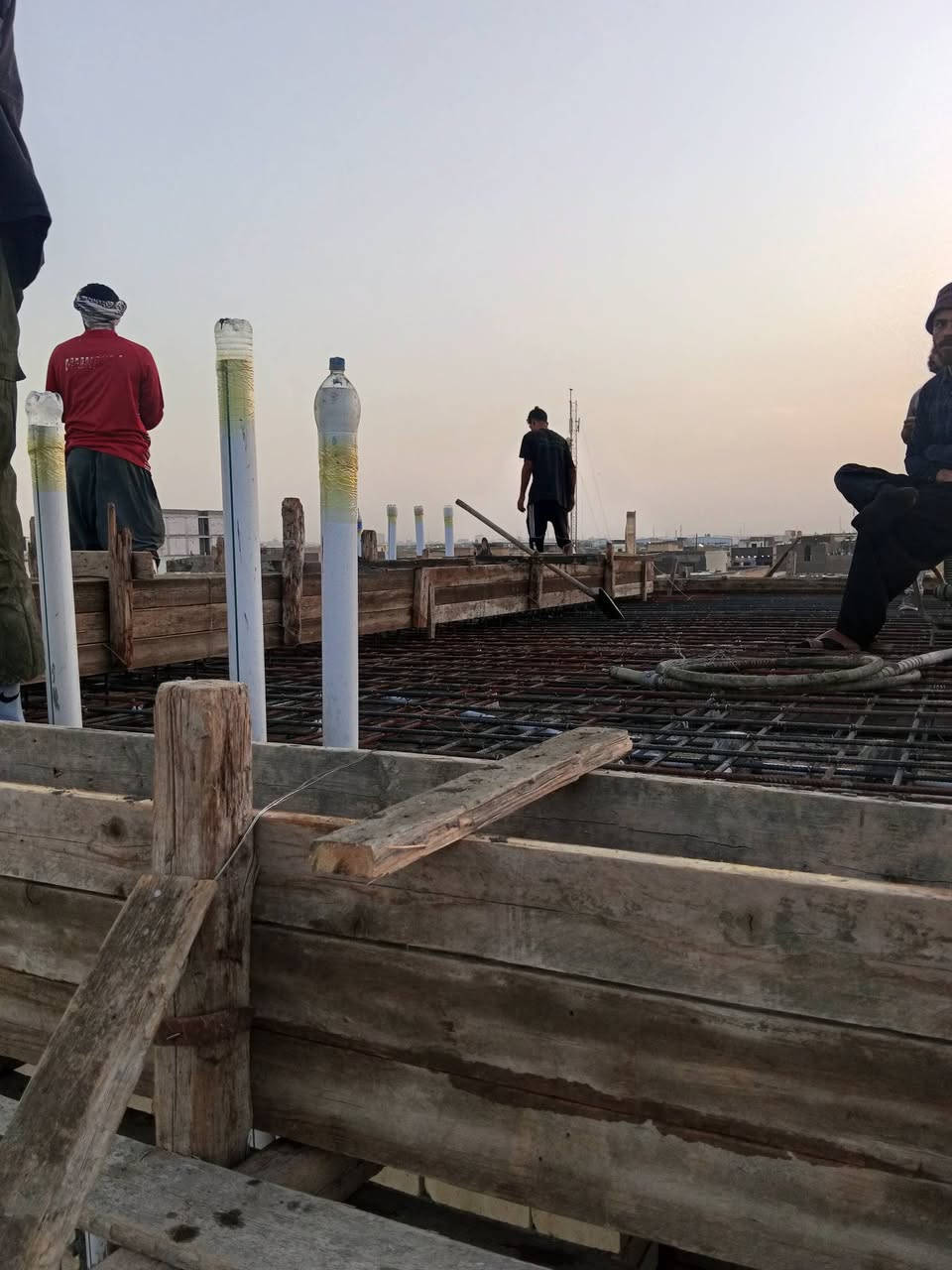تم بفضل الله تعالى وبركاته صب سطح بيتونه مساحته 65 متر في حي بغداد والتوفيق للجميع ان شاء الله اخوكم احمد النجار لجميع اعمال النجاره والتسليح والصب ***********
