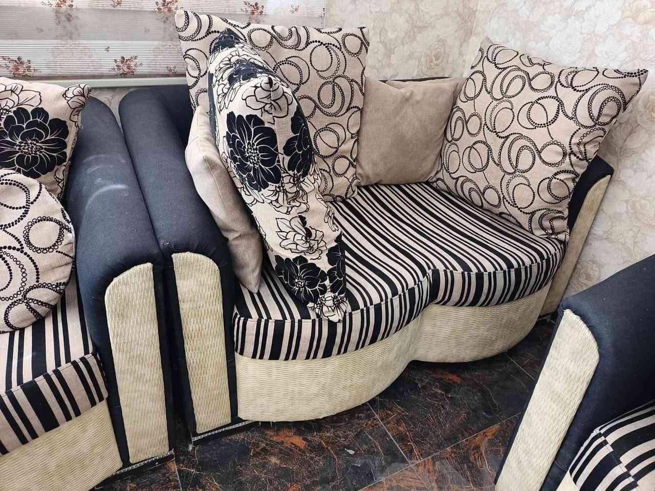 السنديان للاثاث 🛋

📌 طخم 10 نفر تركي اصلي مستخدم 

📍 متكون من ثلاثية عدد 2 وثنائية واثنين تكات 

📌 السعر 450 الف فقط 🔥

📞*********** 

🌐 موصل حي الملايين مقابل بانزيخانا العريان تحت شركة الفجيرة للاستثمارات العقارية
