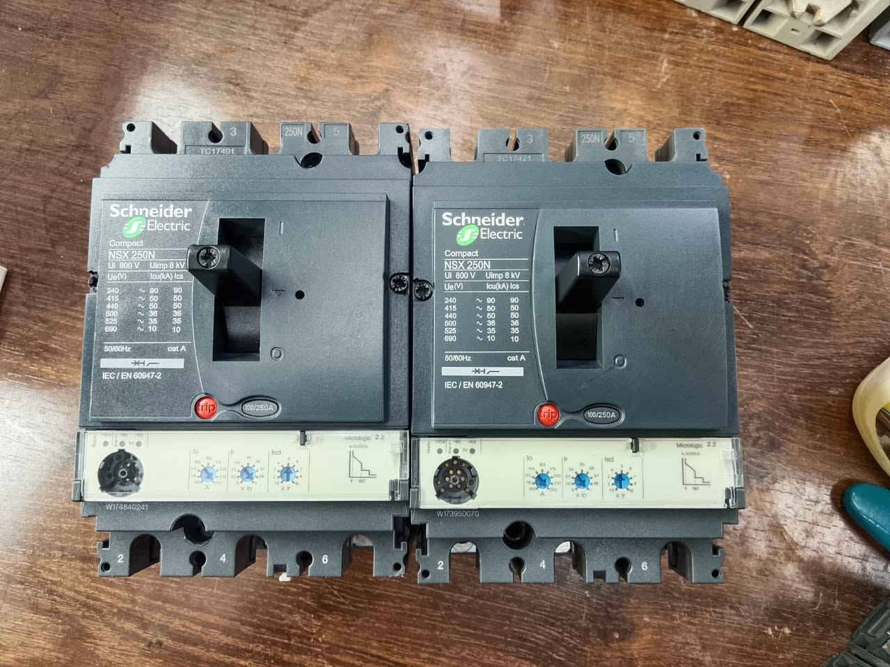 يتوفر جيمع أنواع القواطع والجنجات والكونتكترات وال لوحات الكهربائيه ***********
