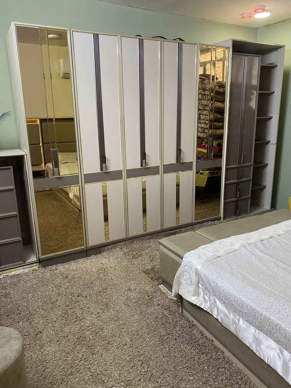 سلام عليكم غرفه نوم لبيع تركيه درجه اولى تكمه وقويه جديده استخدام ٧شهر فقط اول نصبه اله مابيه لازلغ ولاشخط  مع دوشك بيع لغرض البناء مكاني بغداد الكرخ سعر مليون و٦٠٠وبيه مجال قليل ***********
