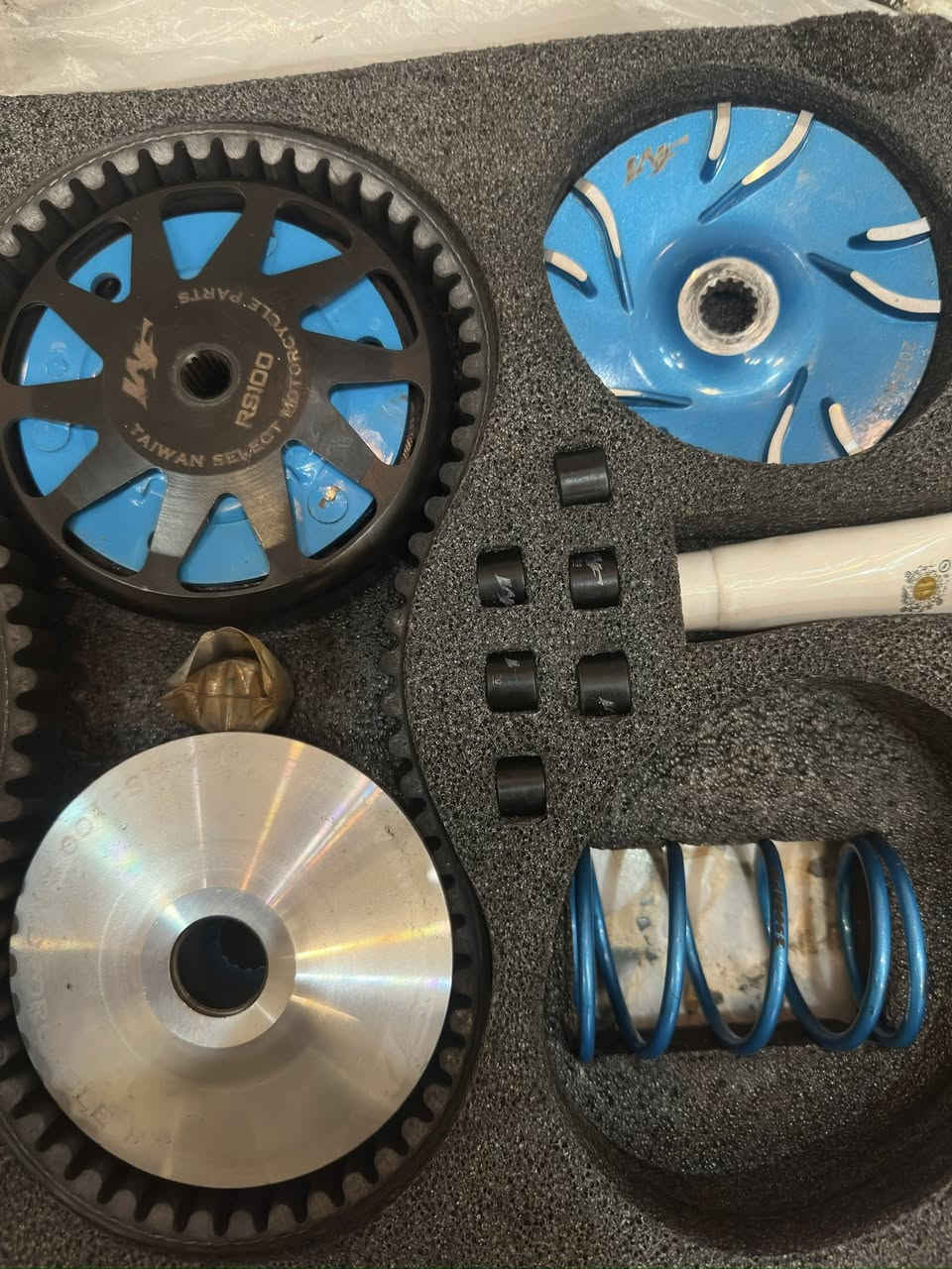 سلام عليكم صالنصه بلاديه سعر ٢٠ + صالنصه اف ام سعره  15 + كلجات Wf تجاريه سعره ٧٠ ما مشدودات الكلجات و الوياله زوج 15 الحجز عله هاذه رقم ***********
