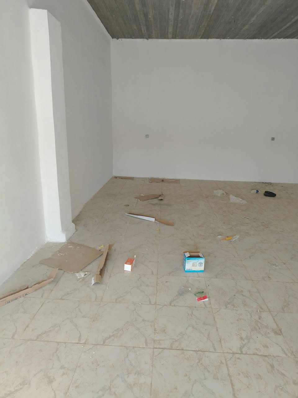 السلام عليكم ورحمة الله وبركاته ٠محلات للايجار العرض ٦م والعمق ١٠متر شغل حديث ارضية سيراميك العنوان قرية الحود الشارع العام قرب الجسر المعلق للاستفسار موبايل ***********
