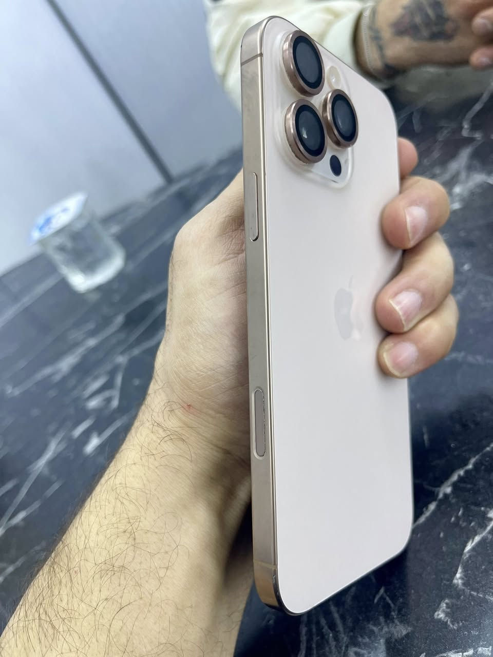 السلام عليكم شباب أيفون 16 برو ماكس جهاز شخط مابي   مكفول شرق اوسط بعده بل ضمان بطارية 99 السعر  مليون و٣٠٠ للاتصال  ***********
