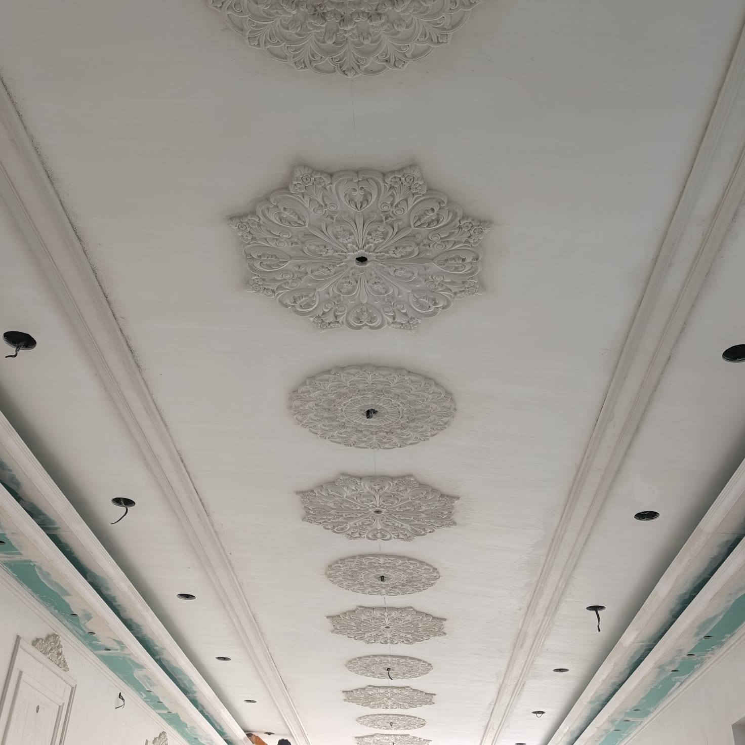 نعمل كافه أعمال الجبس المغربي والملكي وجبس بورد وسقفوف ثاويه لاستفسار التواصل علي الرقم ‏‪0787 887 4914‬‏
