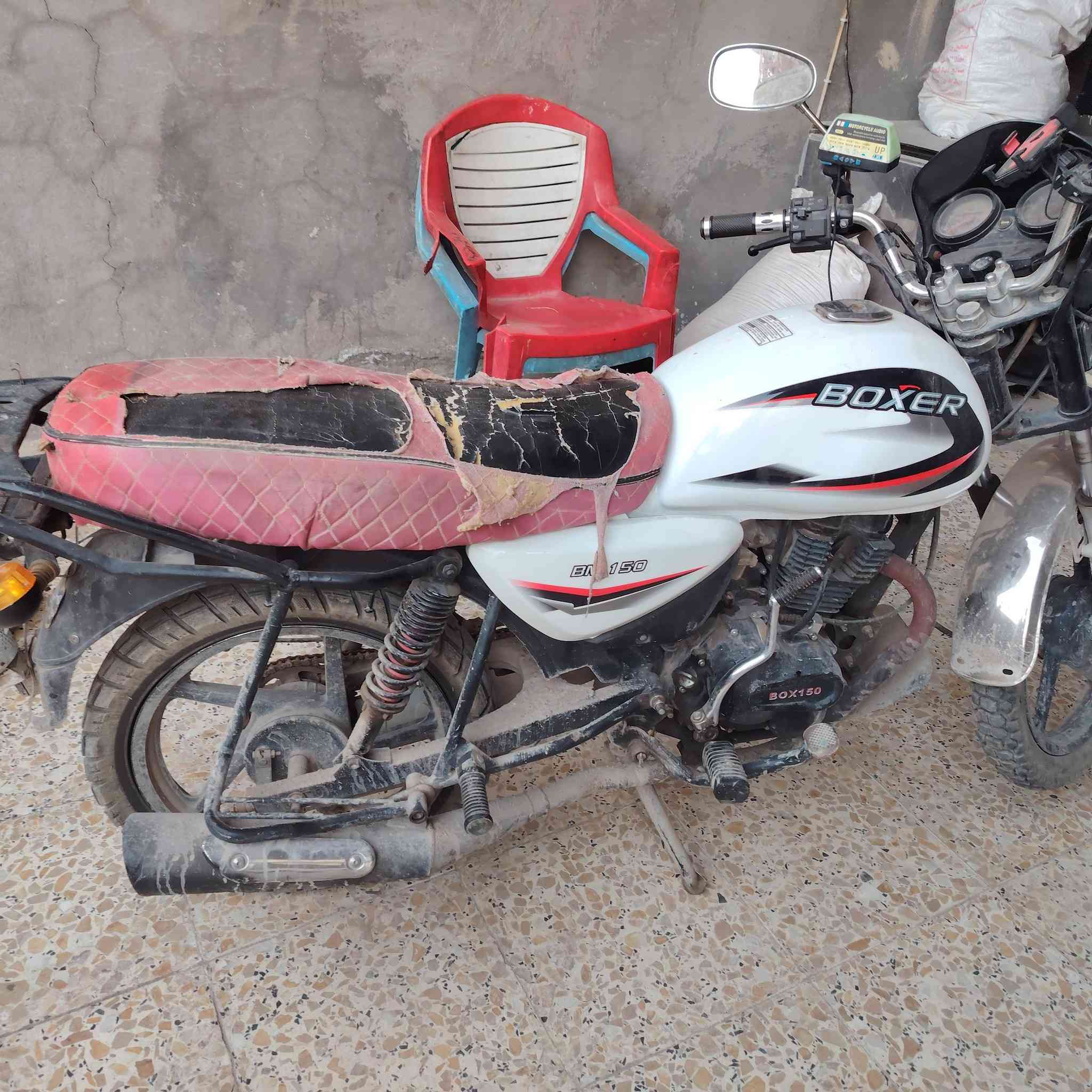 سلام عليكم شباب دراجه بوكسر لبيع موديل واحد عشرين نضافته حلوه مثل ما موضح بل صور 750وبيها مجال حك الجيه واني بخدمه الطيبين العنوان بغداد التاجي روقم ***********
