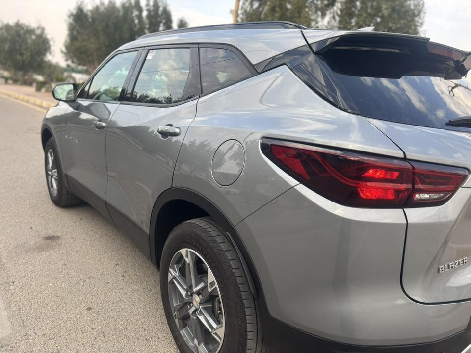 وينه اليدور جديد#سعر ٢٢٠ بيها مجال  
 شيفروليه بليزر ٢٠٢٤ الأمريكية الجديدة كلياً في العمارة! موجودة رقم بغداد 
‎🔥  تجمع بين الأناقة الأمريكية والقوة والاعتمادية؟ وصلت شيفروليه بليزر موديل ٢٠٢٤بلونها البحري المميز لتلبي طموحك!

المواصفات الرئيسية:
* الموديل: ٢٠٢٤ وارد أمريكي 🇺🇸
* الحالة: مكفولة كفالة عامة من الصبغ والتبديل (ما عدا بارد خفيف موضح). السيارة على وضع الشركة تماماً!
* المحرك: ٢٠٠٠ سي سي ٤ سلندر تيربو - قوة وأداء عالي.
* اللون: بحري مميز وجذاب.

التقنيات والميزات:
* أنظمة الأمان: رادار أمامي للحفاظ على المسافة.
* الراحة: تحكم ستيرن كامل، كشن كهربائي مريح.
* التكنولوجيا: كاميرا دوارة، شاشة أعطال، وخدمة كار بلي (Apple CarPlay) للربط بالهاتف.
‎السيارة جاهزة للقيادة ولا تحتاج لأي مصروف
للاستفسار ***********
*********** 
ميسان العمارة حي المعلمين الجديد .
