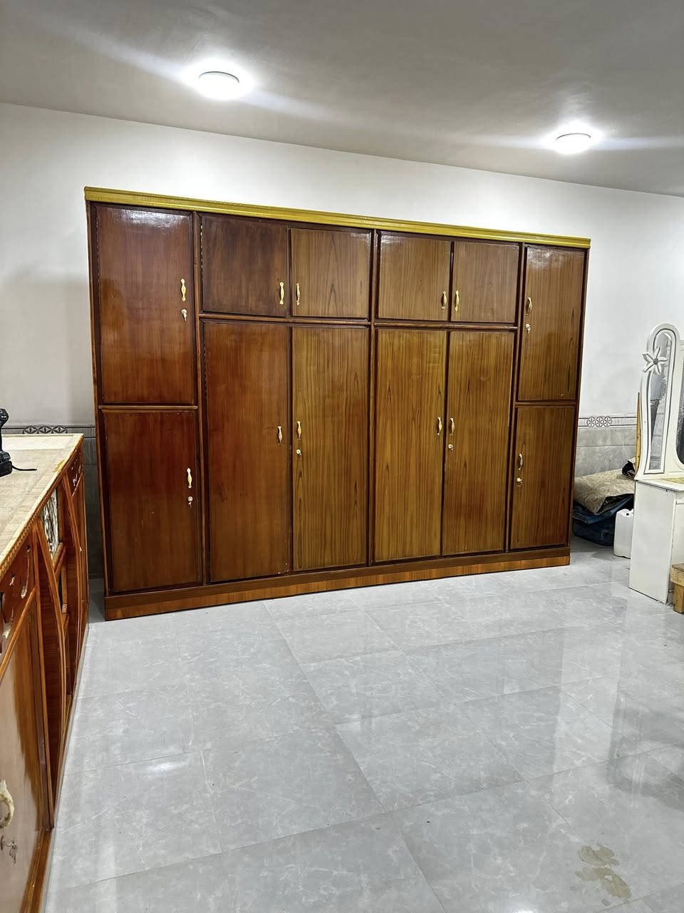 للبيع
كنتور سته ابواب السعر280وبيه مجال 

بوفيه حطاطه ب140وبيها مجال 

للتواصل علا الرقم 

***********
