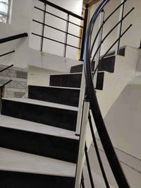 بيت للأجار في منطقه الورديه مساحته 100م طابقين ، الطابق الاول يتكون من...