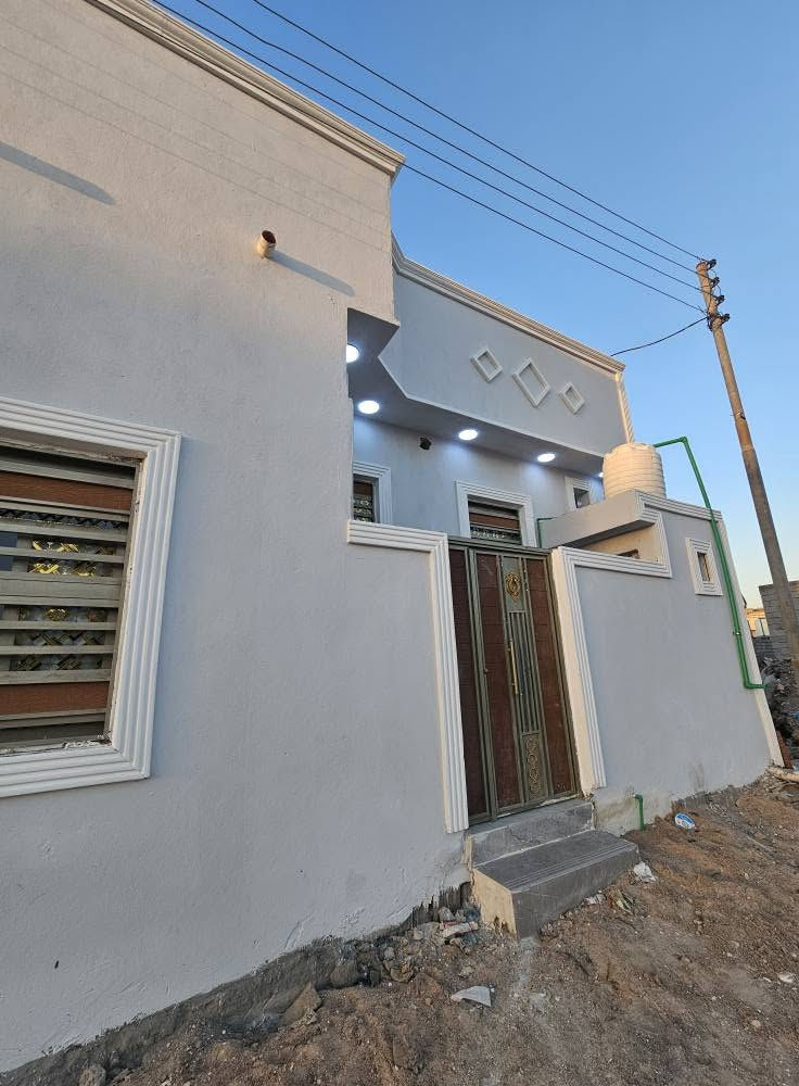 🏡 دار حديث للبيع - موقع مميز في أبي الخصيب 🏡
​لكل من يبحث عن السكن المريح والاستقرار، يعلن مكتب عقارات الوارث عن توفر دار سكنية حديثة البناء بمواصفات ممتازة:
​📐 المساحة: 100 متر مربع.
​🏗️ نوع البناء: بناء حديث جاهز للسكن.
​⚖️ صنف العقار: طابو زراعي (عراقي).
​🔹 تفاصيل وتقسيم الدار:
​🛏️ غرف نوم عدد (2)
​🛋️ صالة واسعة
​🚙 طارمة (كراج خارجي)
​☕ ديوانية مستقلة لاستقبال الضيوف
​🍳 مطبخ
​🚿 مجموعات صحية كاملة
​📍 العنوان والموقع:
​البصرة - قضاء أبي الخصيب - منطقة سيد غريب (الفية).
​💰 السعر:
​62 مليون دينار عراقي (والسعر قابل للتفاوض والطبشة بالمعقول).
​📞 للاستفسار والتواصل:
​يرجى الاتصال مباشرة على الرقم التالي:
📱 *********** البصرة, العراق
