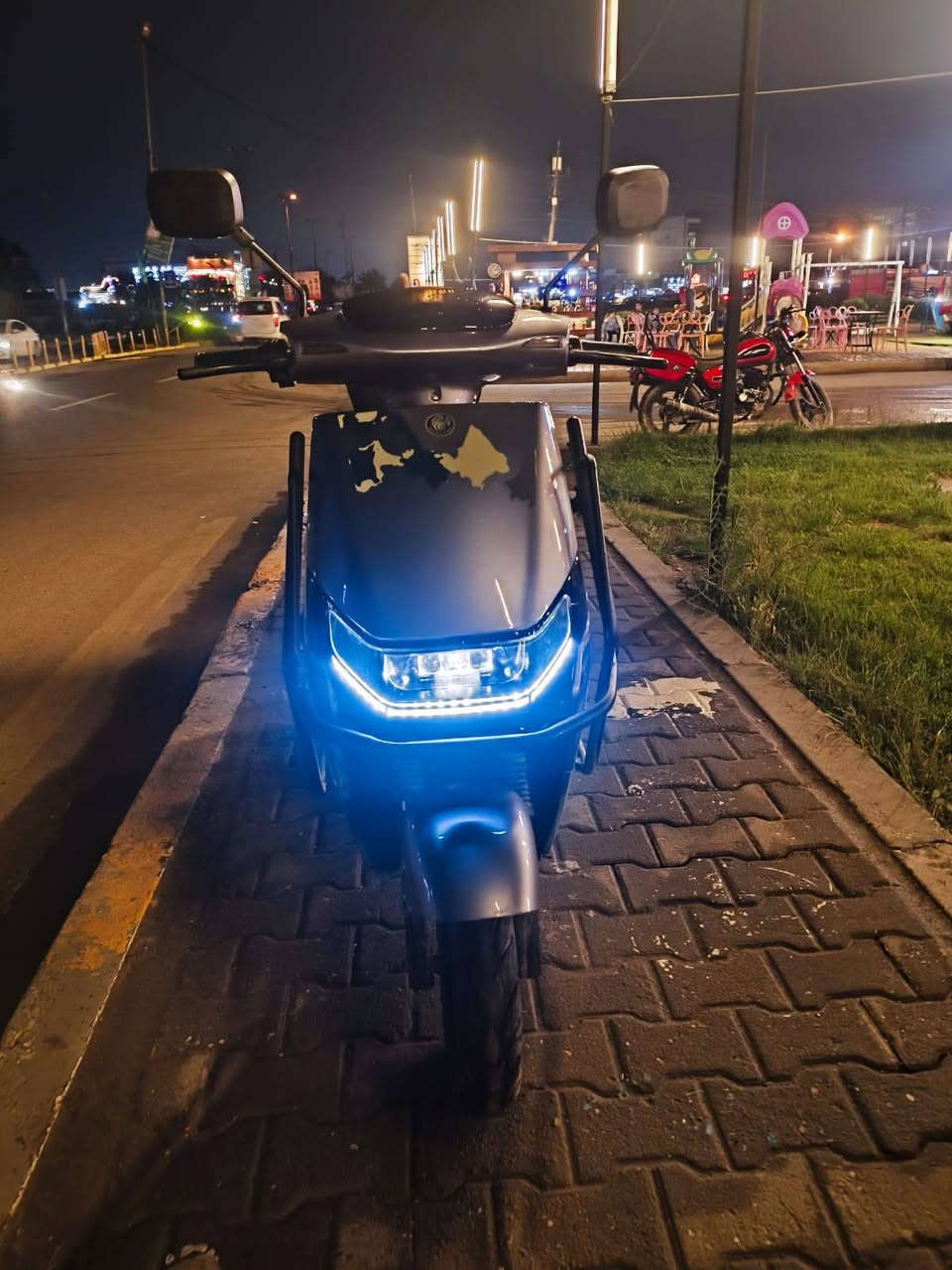 دراجه كهربائيه طراز TDT32Zبصفات :
سويجين وبصمتين/ لون رمادي فضي/مديل2024/ثلاث سرع/سرعه100/ تمشي مسافه 65كيلومتر/بدرع كامل حولها/مقعد واحد تتحمل وزن150كليوغرام/7بطاريات جديده كل بطاريه بقوة32 أمبير /كل الكهربائيات شغاله لايتات عالي وناصي /اشاره يمين ويسار/مابيها اي شخط او دعمه /مرايات جانبيه /شاحنتها الاصليه/ الدراجه مامستعمله هواي جديده كدامكم بالصور 
سعر 800 وبيها مجال المكان بغداد الزعفرانيه 
الشراي يتصل على رقم ***********
