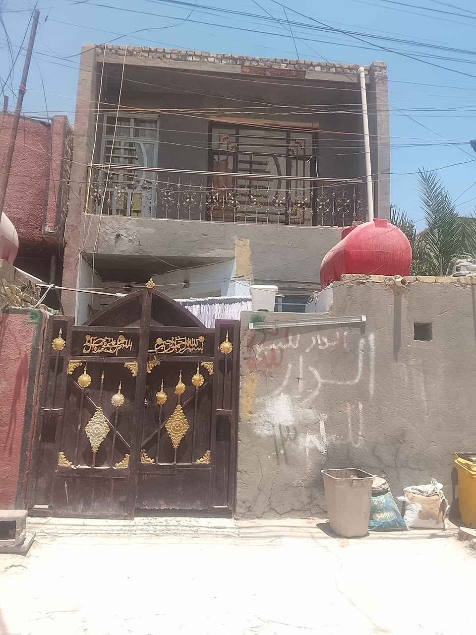 السلام عليكم دار البيع بحي طارق بالوسط قرب حسينيه ابو صالح بيت مساحه  110 بي 3 غرف ثنين فوك وحده جوه وصاله فوك وصاله جوه سعر 70 وبي مجال الاستفسار ***********
