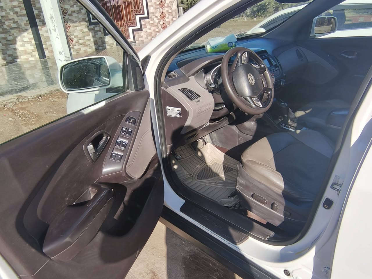 السلام عليكم توسان اللبيع موديل 15 وارد امريكي  سونار موجود مواصفات السياره كشنات كهرباء تحكم ستيرن جهتين شاشه  كامره محرك GDi  كشنات جلد  لايت ابو الحاجب زنون بك لايت كرستال  ويل كب كروم  السياره جاهزه من كلشي محرك كير شواصي مكفولة السياره  السعر 145 وبيه مجال مكاني بابل  لاستفسار ***********
