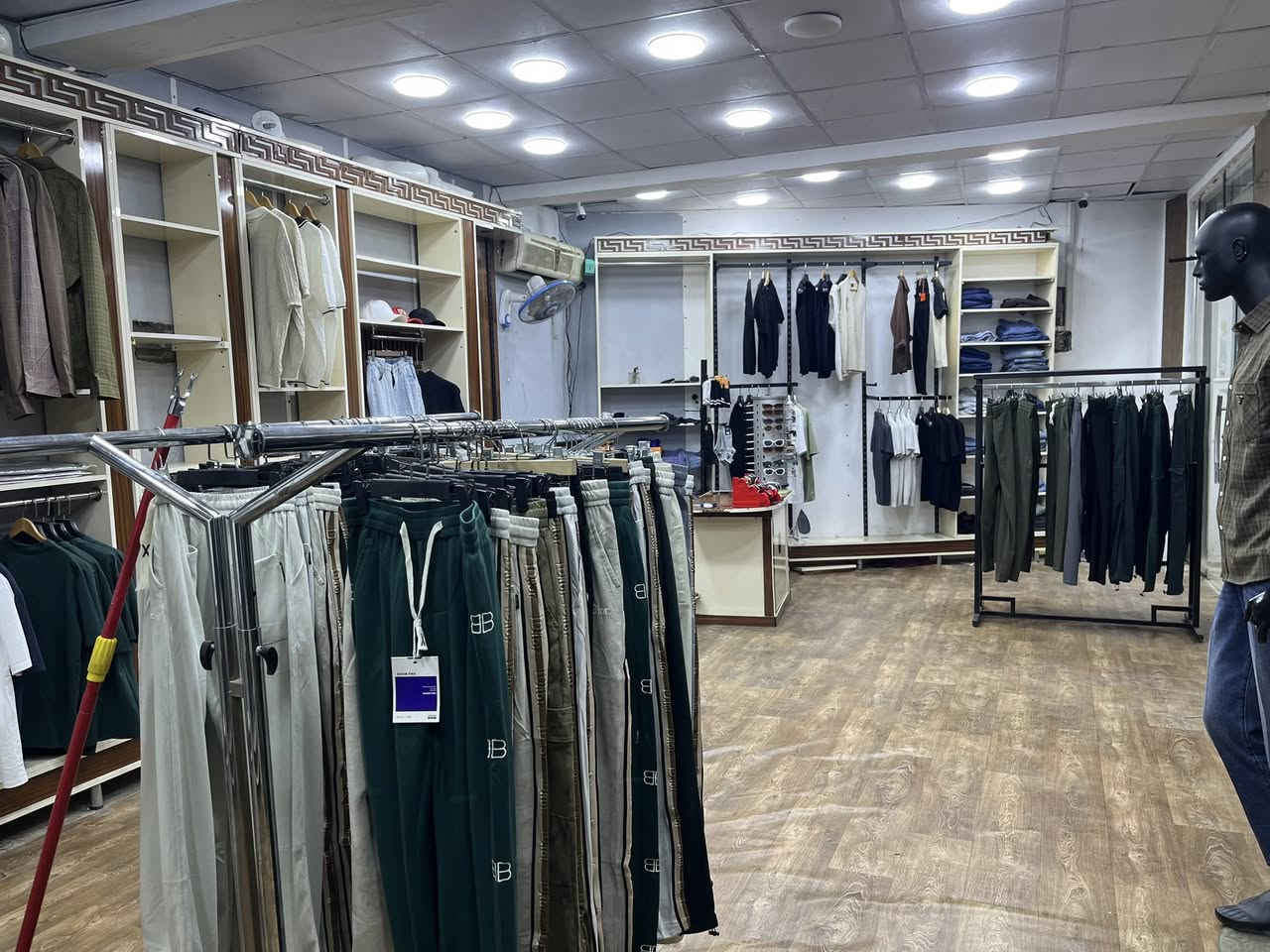 محل ملابس للبيع  ديكور خشب نضافته 85‎%‎ مع الملابس كامل الموقع البصره -ابي لخصيب _محيله -مقابل أفران لفاخر  تريد ويه لمكان اجاره 500او تريد بس لغراض براحتك اني ابيعه كامل لاستفسار ***********
