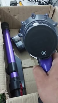 عندي مكناسة شحن بدون شاحنه بس من ادوسها اتاشر ما بيها شحن جربت شاحنه ١...