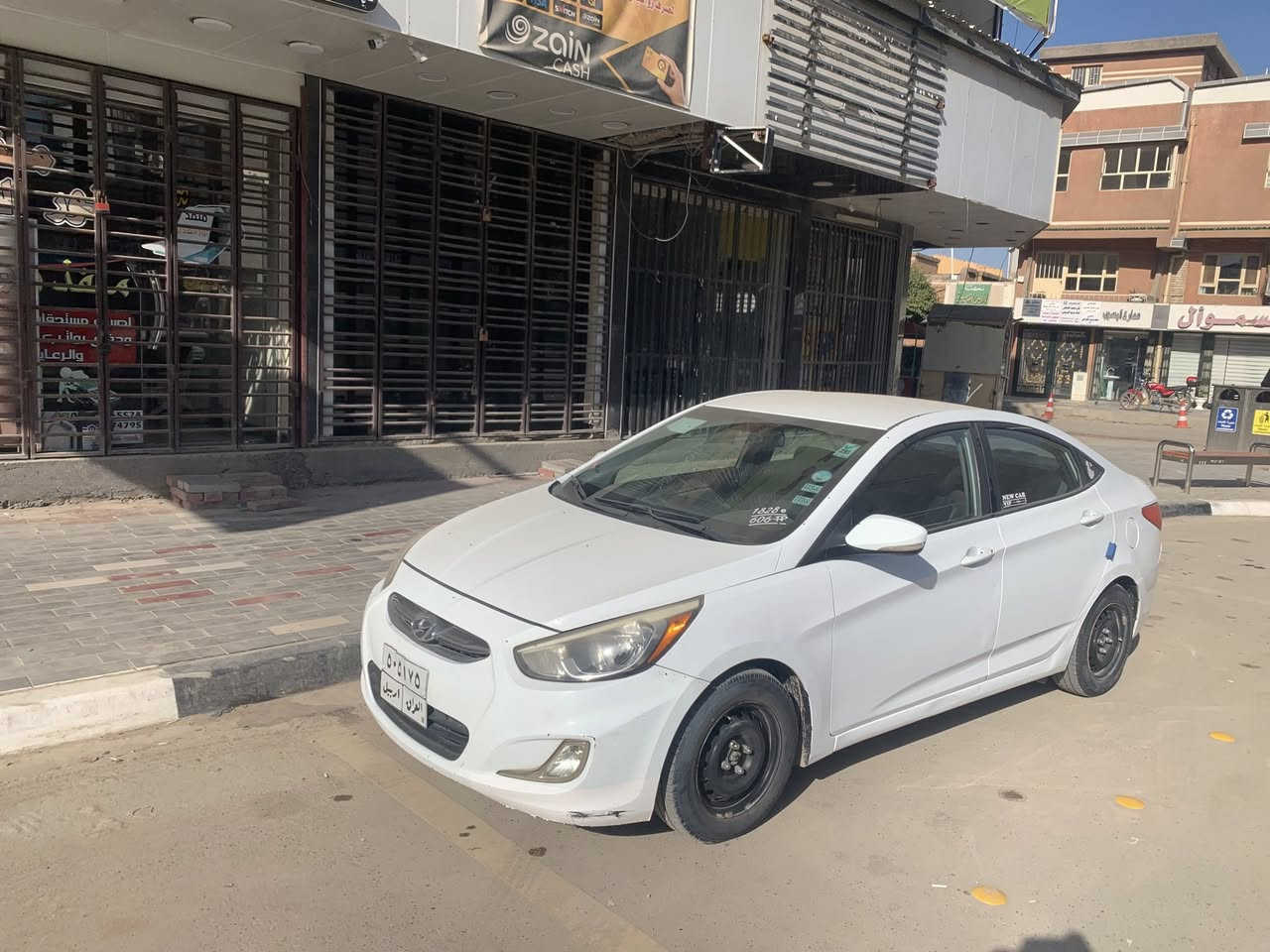 للبيع اكسنت 2017 السياره كفاله بدون ايرباك بيها بدور الخلفيه فقط كير مكينه حداديه منظومه تبريد كله جديد ومكفول ماشيه 78 المكينه 1600 المرغوب تخم تاير السياره جديده سرفس ما مشتغل بيها السعر 110 مكان السياره حله تريد وكاله او تحويل السياره باسمنا الاتصال ***********
