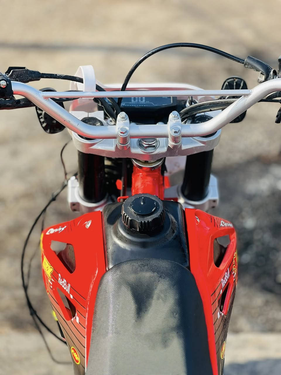 السلام وعليكم 
قفاز سي آر اكس 
موديل ٢٥
حجم المحرك ٢٥٠
دشبول كترون
وياله وتايرات جدد موضح بل صور 
مستخدم شي قليل بعدو وضع شركه 
السعر مليون و ٢٥٠ قفل 
المكان گوير مخمور 
اتصل ***********
